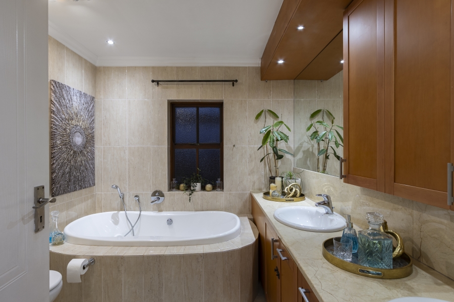 5 Bedroom Property for Sale in De Wijnlanden Residential Estate Western Cape